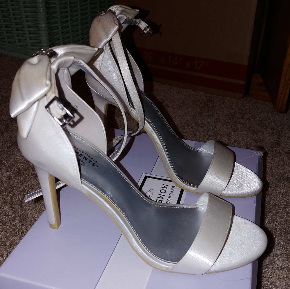 Formal heels with cute bow - size 7 1/2